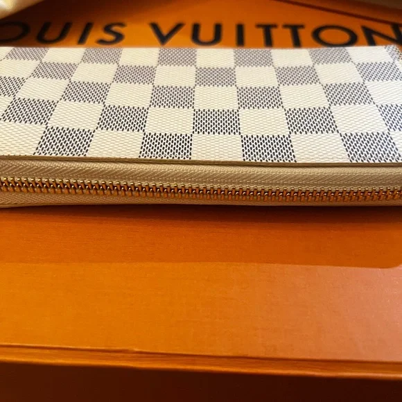 Louis Vuitton Clemence  Wallet in Damier Azur Rose Ballerine on the inside. EUC - Picture 2 of 12